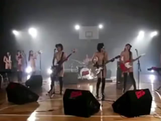 日本裸體女搖滾樂隊表演
